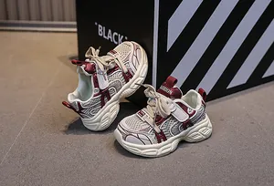 Dettaglio di scarpe da ginnastica in mesh beige e bordeaux con suole spesse antiscivolo