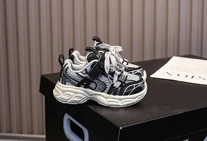 Vista dettagliata delle sneakers in mesh per bambini con cinturino in velcro e suola MD