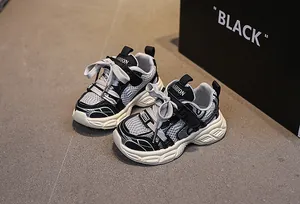 Dettaglio della tomaia in mesh traspirante e scritte fashion su queste scarpe da bimbo