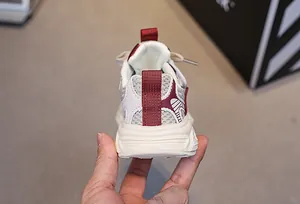 Dettaglio del tallone delle scarpe sportive per bambini con accenti bordeaux e rete
