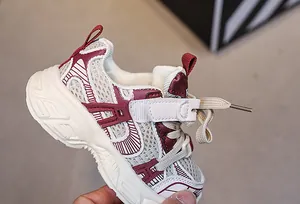 Dettaglio scarpe sportive per bambini in mesh bordeaux traspirante con chiusura a strappo