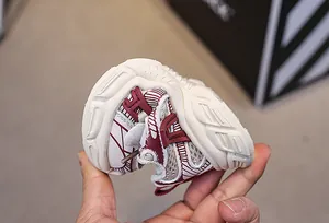 Dettaglio della suola flessibile in gomma delle sneakers in mesh traspirante per bambini