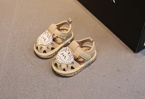 Dettaglio di sandali per neonata con orecchie di coniglio in pizzo e design traspirante