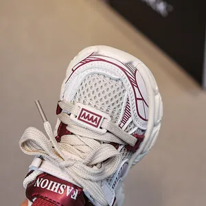 Scarpe sportive per bambini in mesh traspirante beige e rosso con etichetta fashion