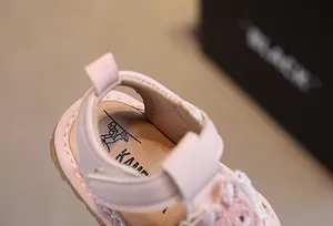 Dettaglio del sandalo rosa per neonata con testa di orsetto e velcro