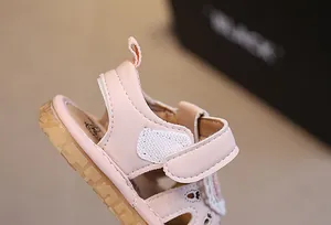 Dettaglio sandalo rosa per bambina con cinturino in velcro e suola in gomma antiscivolo