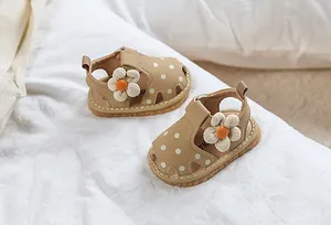 Vue détaillée de sandales pour bébés filles avec fleur et semelle en caoutchouc antidérapante