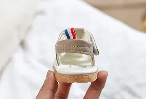 Détail du talon de sandale pour bébé avec languette tricolore et semelle souple antidérapante