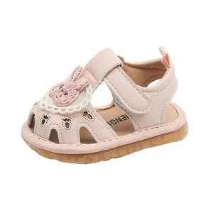 Sandali da neonata in pelle PU rosa con coniglietto di peluche e suola antiscivolo