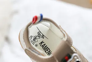 Macro de sandales pour enfants montrant le logo et le détail de la sangle rayée
