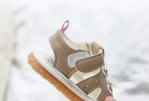 Détails des sandales bébé kaki avec semelle en caoutchouc et fermeture scratch