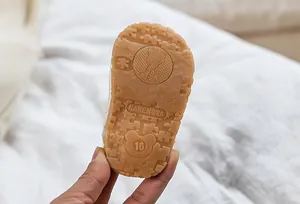 Détail macro de semelle en caoutchouc antidérapante pour sandales bébé avec motif gaufré