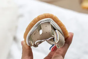 Détail montrant la semelle en caoutchouc flexible des sandales kaki pour bébés
