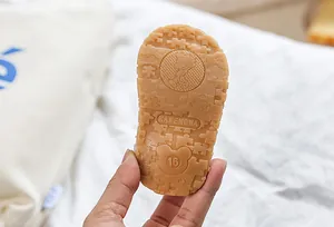 Gros plan sur la semelle antidérapante de sandales bébé avec relief ours et motifs