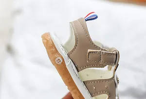 Détail du talon de sandale pour bébé avec sangle tricolore et semelle antidérapante