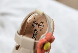 Gros plan de la semelle de sandale pour bébé avec motif dessin animé et cuir souple