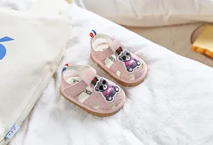 Détail de sandales roses pour bébé avec ours dessin animé et semelle antidérapante