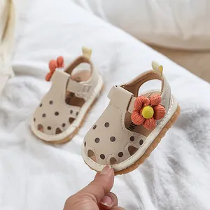 Sandales bébé fille beiges à fleurs et pois avec semelles souples pour l'été
