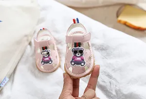 Détails des sandales roses pour bébés avec motif ours mignon et fermeture à velcro