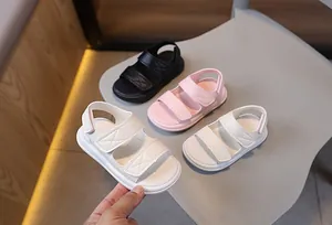 Dettaglio di sandali per bambini con cinturini in velcro e suola morbida antiscivolo