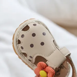 Sandales bébé fille beiges à pois avec fleur décorative en tissu et semelle souple