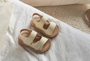 Vue détaillée de dessus des sandales bébé crème avec double velcro et surpiqûres de qualité