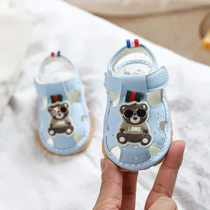 Sandales bébé bleues avec ours dessin animé et semelle souple pour premiers pas