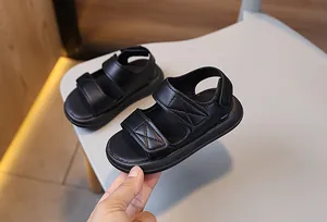 Dettaglio di sandali neri per bambini con doppio velcro e suola morbida antiscivolo spessa