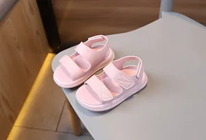 Dettaglio di sandali rosa per bambini con doppio velcro e suola spessa e morbida
