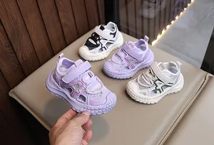 Nahaufnahme der atmungsaktiven Kindersandalen mit Klettverschluss und Zehenschutzkappe