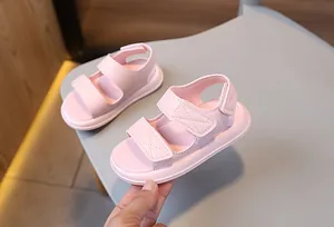 Dettaglio di sandali rosa per bambini con doppia chiusura a strappo e suola morbida