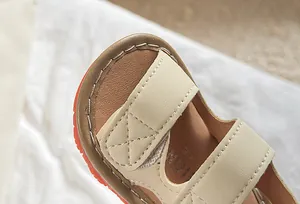 Détail de la sandale pour bébé avec bride velcro et cuir souple aux coutures soignées
