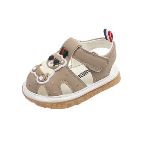 Sandales kaki pour bébés avec ours dessin animé et semelles souples antidérapantes