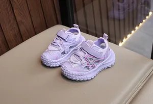 Nahaufnahme lila Kindersandalen mit atmungsaktivem Mesh und Zehenschutz vorne