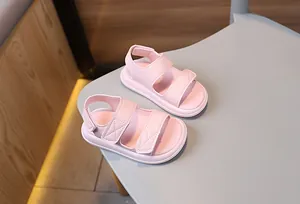 Dettaglio dei sandali rosa per bambini con cinturini in velcro e morbida pelle opaca