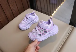 Nahaufnahme lila Kinder-Sportsandalen mit atmungsaktivem Mesh und rutschfester Sohle
