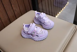Detailansicht lila atmungsaktiver Mesh-Sandalen mit Klettverschluss für Kinder im Sommer