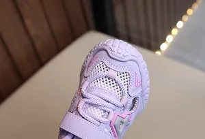 Detail von lavendelfarbenen Kinder-Sportsandalen mit atmungsaktivem Mesh und Gummikappe