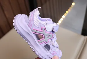 Detailansicht der lila Kinder-Sport-Sandalen mit atmungsaktivem Mesh und Klettverschluss