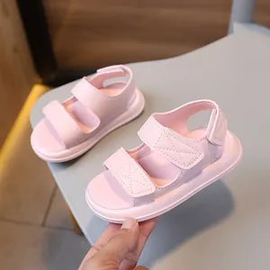 Sandali rosa per bambini con suole morbide e chiusure a strappo per l'estate 2025