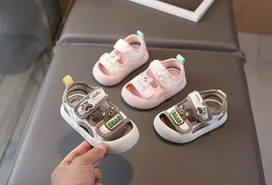 Detail von Babysandalen mit 3D-Bären-Dekor und schützender geschlossener Zehenpartie