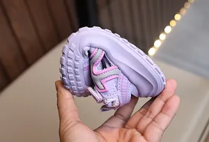 Nahaufnahme der flexiblen lila Kindersandale mit weicher Sohle und Klettverschluss
