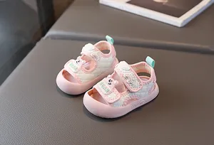 Detailansicht rosa Baby-Sandalen mit süßem Bären-Emblem und Klettverschluss-Riemen