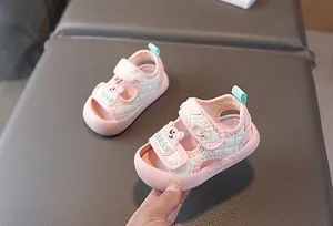 Details von rosa Babysandalen mit Cartoon-Bär-Design und verstellbarem Klettverschluss