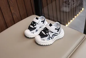 Detailansicht der Kinder-Sportsandalen mit atmungsaktivem Mesh und Klettverschluss