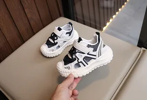 Detailansicht der Kinder-Sportsandalen mit Klettverschluss und profilierter Gummisohle