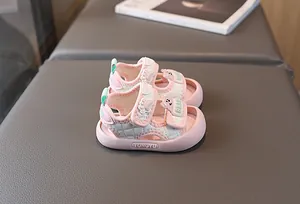 Nahaufnahme der rosa Babysandalen mit süßem 3D-Bären-Dekor und Klettverschluss-Detail
