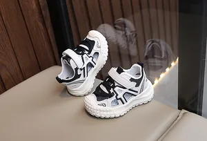 Detailaufnahme des atmungsaktiven Mesh-Obermaterials und Klettverschlusses bei Kindersandalen