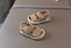 Nahaufnahme von khakifarbenen Kleinkindsandalen mit Zehenschutz und Doppel-Klettverschluss