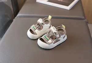 Detailansicht der Baby-Sommersandalen mit gesteppter Textur und Cartoon-Bärenmuster